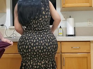 المؤخرة الكبيرة STEPMOM الملاعين ابن زوجها في المطبخ بعد رؤية صاحب بونر كبيرة